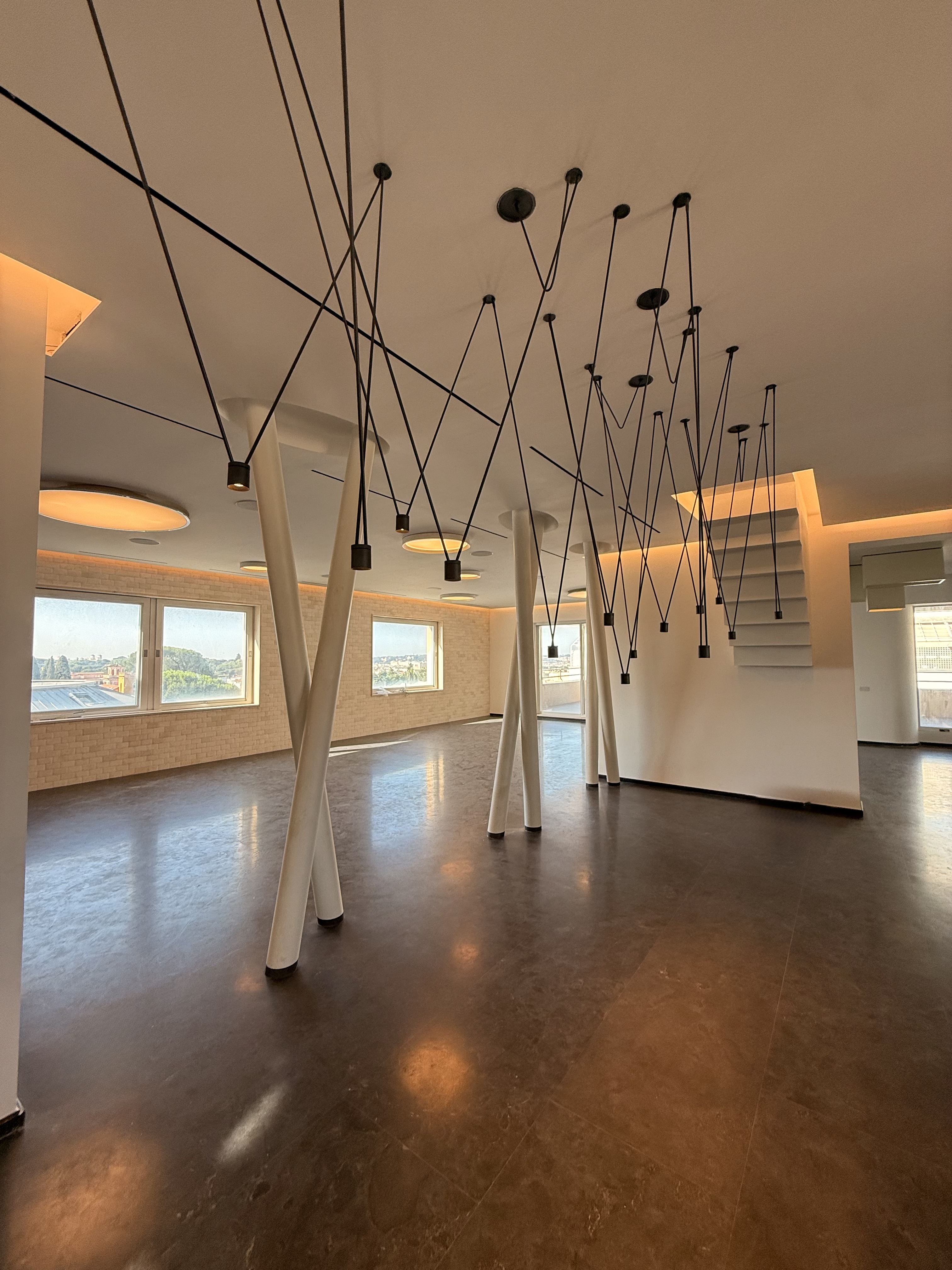 Attico ristrutturato a Roma con soffitto a cassettoni luminosi