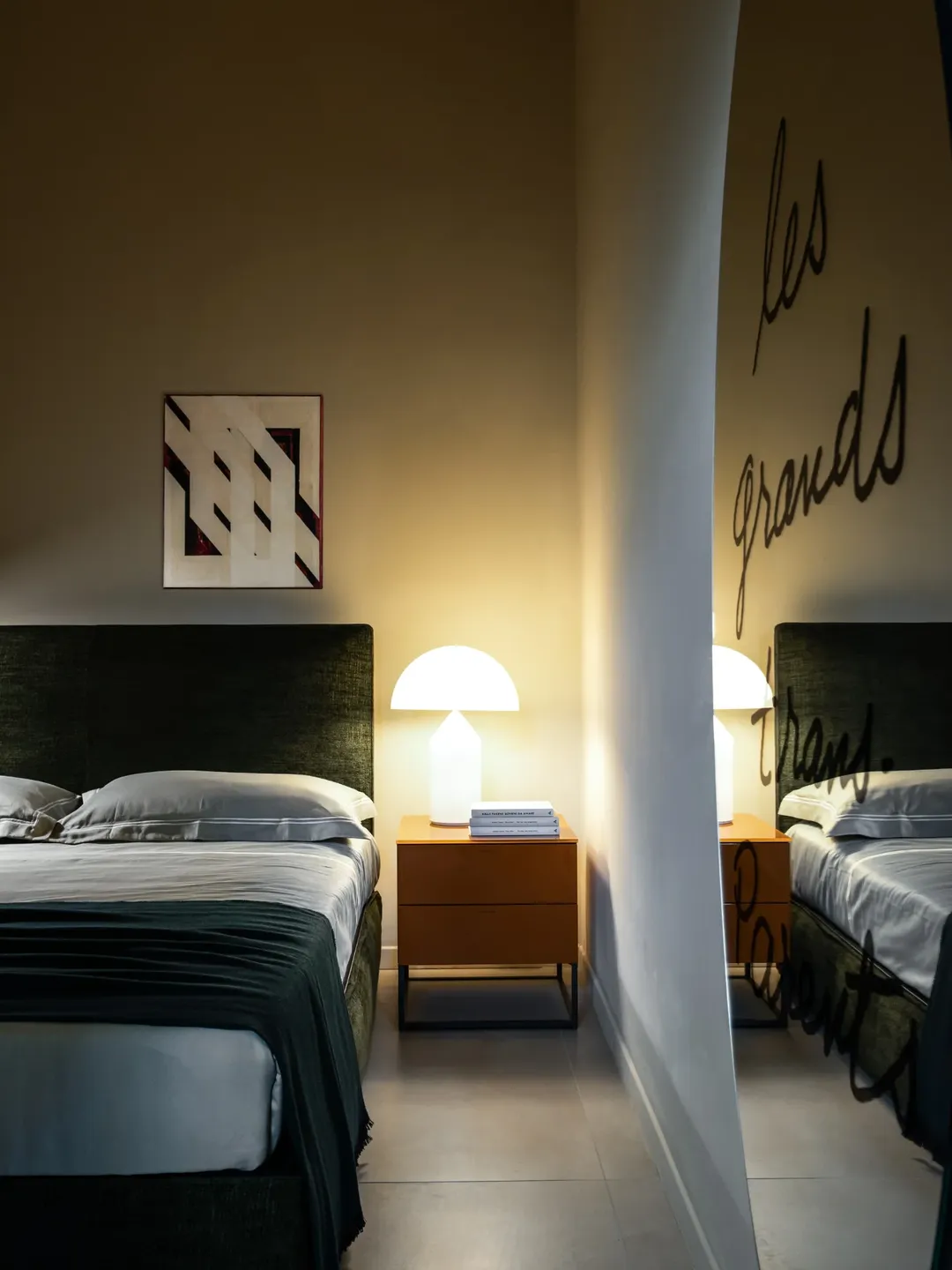 Camera da letto con illuminazione calda e dettagli di design