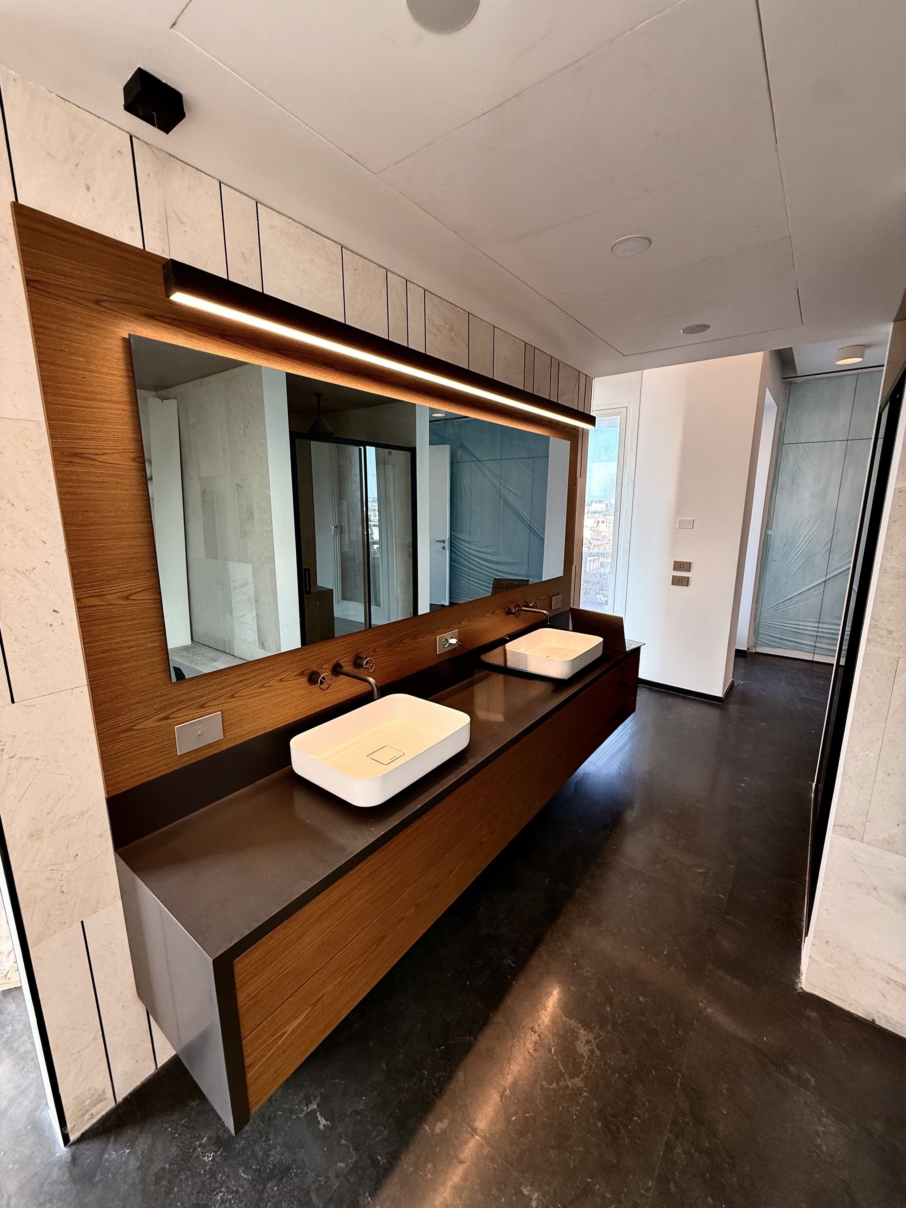 Bagno con doppio lavabo, illuminazione LED e rubinetterie a incasso